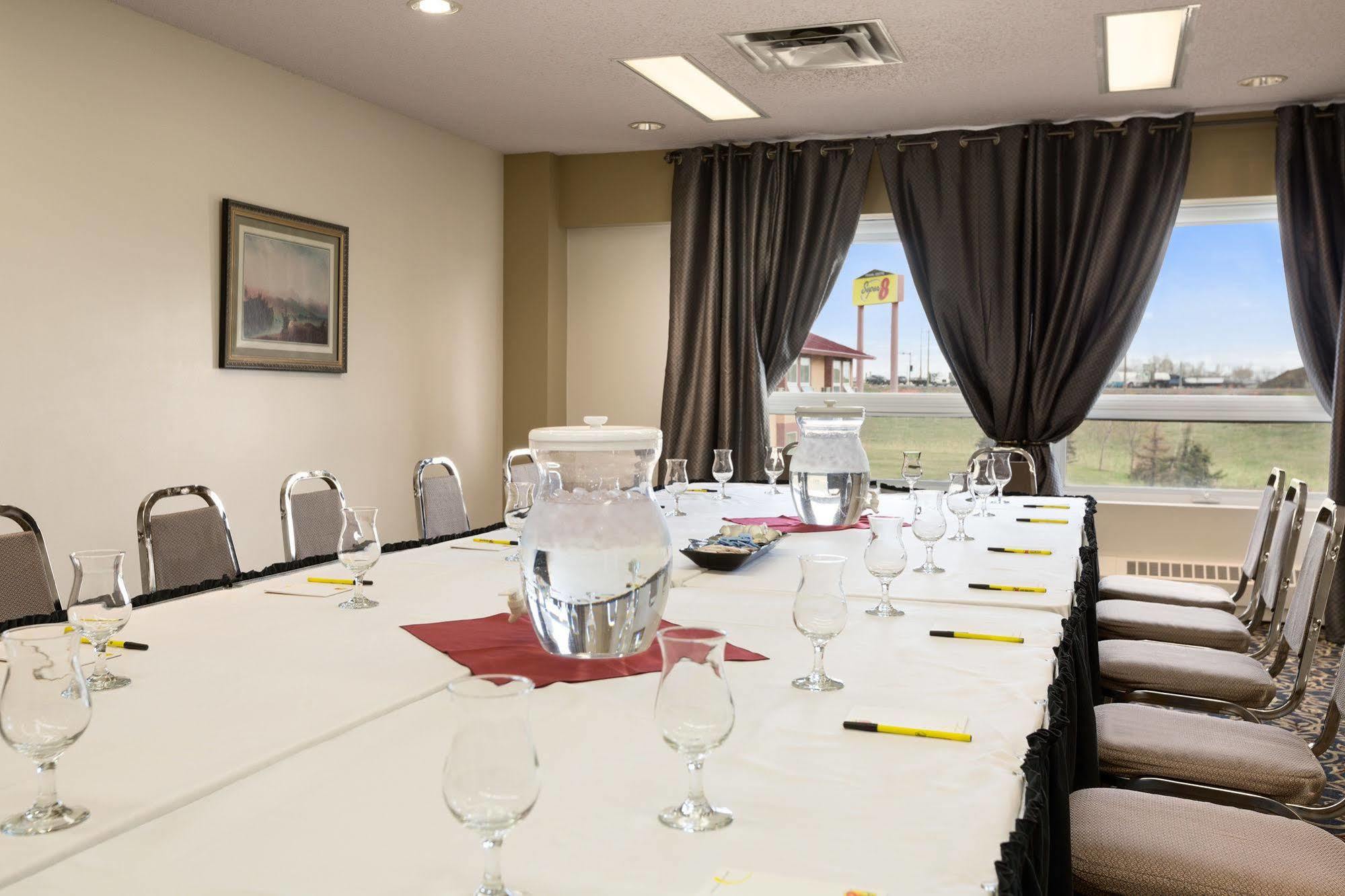 Super 8 By Wyndham Sherwood Park/Edmonton Area Dış mekan fotoğraf